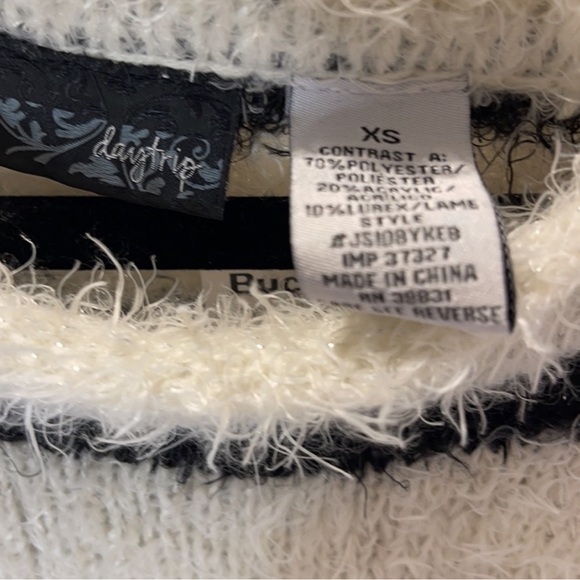 NWT DAY Trip Short Sleeve Black & White
Eyelash Sweater Xsmall - Picture 3 of 7